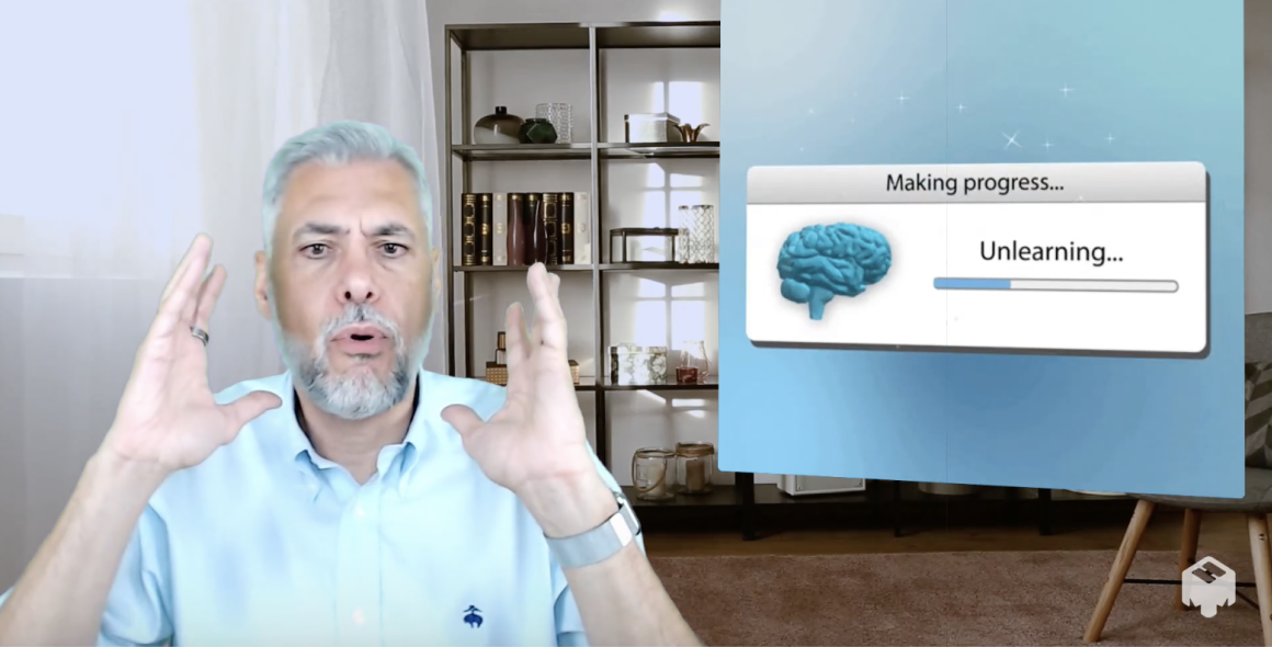 脳のイラストと「Unlearning」と書かれたスライドを見せて説明する男性